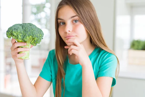 Taze Brokoli Yiyen Güzel Genç Kız Ciddi Yüz Soru Hakkında — Stok fotoğraf