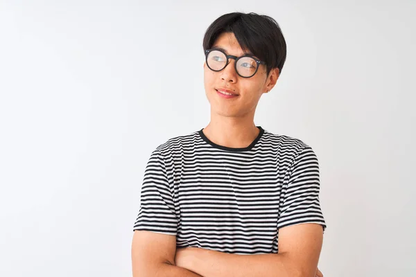 Hombre Chino Con Gafas Camiseta Rayas Marina Pie Sobre Fondo — Foto de Stock