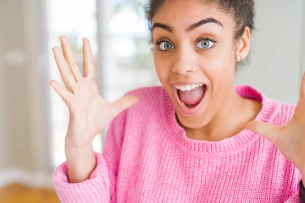 Hermosa Joven Afroamericana Con Cabello Afro Celebrando Loca Sorprendida Por —  Fotos de Stock