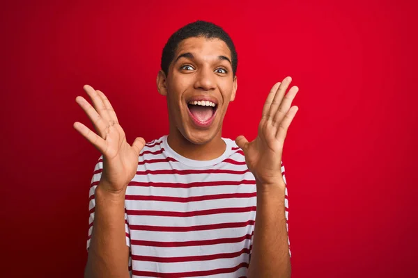 Joven Hombre Árabe Guapo Con Camiseta Rayas Sobre Fondo Rojo —  Fotos de Stock