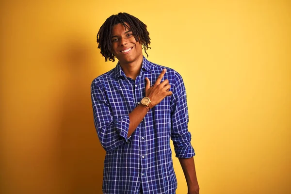 Homem Afro Com Dreadlocks Vestindo Camisa Casual Sobre Fundo Amarelo — Fotografia de Stock