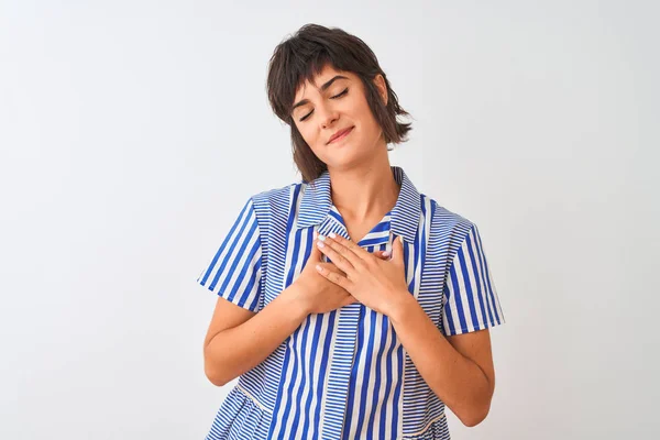 Jovem Mulher Bonita Vestindo Camisa Listrada Azul Sobre Fundo Branco — Fotografia de Stock