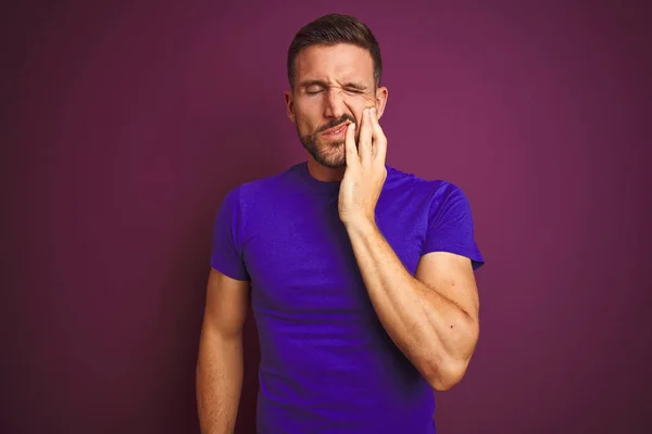 年轻人穿着休闲紫色T恤在丁香孤立的背景接触嘴与手与痛苦的表情 因为牙痛或牙齿疾病的牙齿 牙医概念 — 图库照片