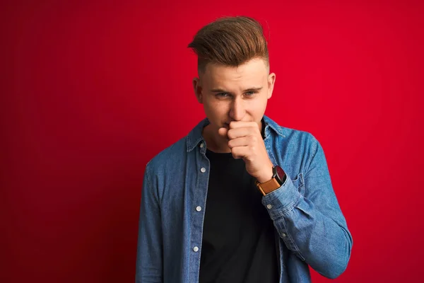 Joven Hombre Guapo Con Camisa Mezclilla Pie Sobre Fondo Rojo —  Fotos de Stock