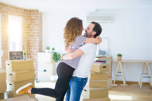 Medelålders Senior par flyttar till ett nytt hus, leende lycklig i — Stockfoto