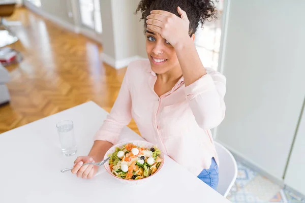 Fiatal Afroamerikai Étkezési Egészséges Tészta Saláta Hangsúlyozta Kézzel Fejét Megdöbbentette — Stock Fotó