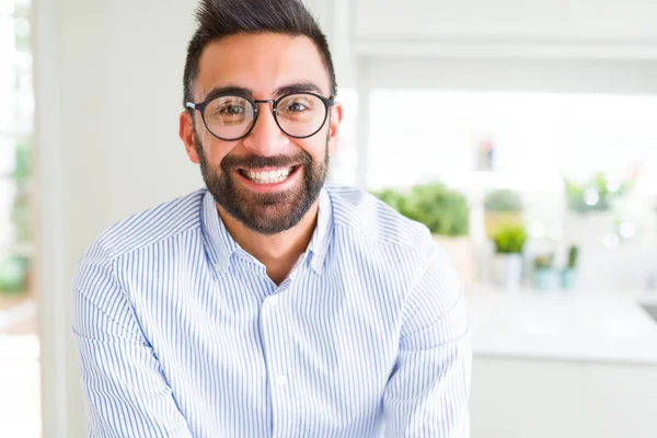 Bonito homem de negócios vestindo óculos e sorrindo alegre com — Fotografia de Stock