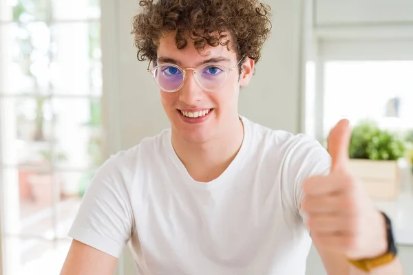 Homem Bonito Jovem Usando Óculos Fazendo Polegares Felizes Até Gesto — Fotografia de Stock
