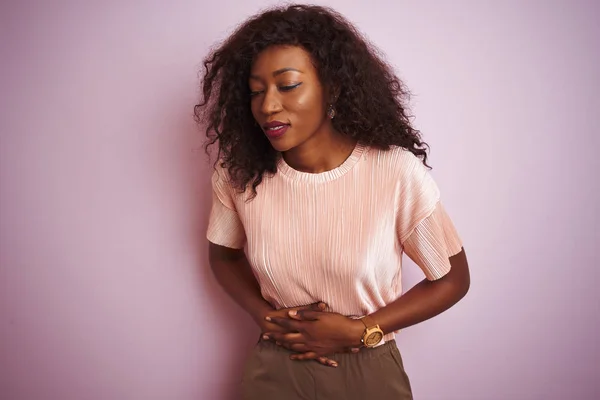 Ung Afrikansk Amerikansk Kvinna Bär Shirt Stående Över Isolerad Rosa — Stockfoto