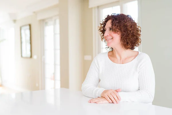 Mooie Senior Vrouw Dragen Witte Trui Thuis Zoek Weg Naar — Stockfoto