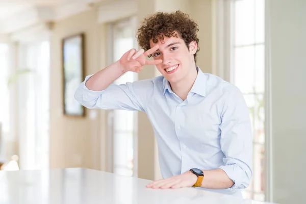 Молодий Бізнесмен Фігурною Головою Робить Символ Миру Пальцями Над Обличчям — стокове фото