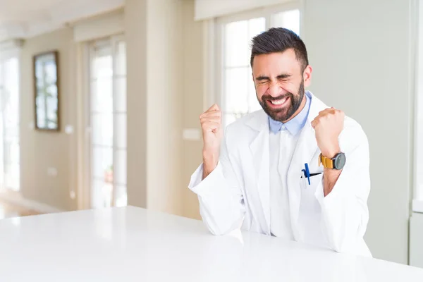 Handsome Hispanic Doctor Therapist Man Wearing Medical Coat Clinic Excited — Stock Photo, Image