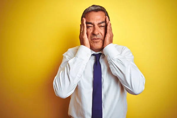 Bello Uomo Affari Mezza Età Piedi Sopra Isolato Sfondo Giallo — Foto Stock