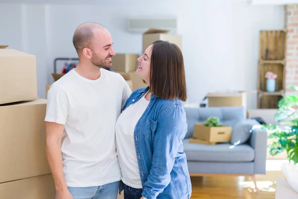 Junges Paar glücklich lächelnd beim Umzug in ein neues Haus — Stockfoto