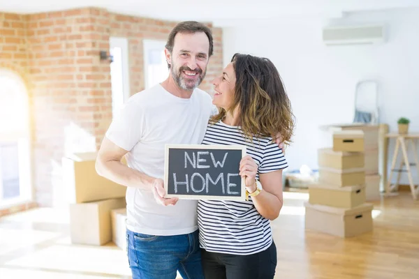 Orta yaş Senior çift yeni bir eve hareket, mutlu gülümseyen