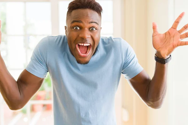 Hombre Afroamericano Gritando Muy Emocionado Celebrando Éxito Victoria Sonriendo Feliz —  Fotos de Stock