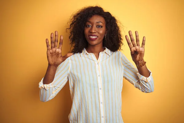 Mujer Afroamericana Con Camisa Rayas Pie Sobre Fondo Amarillo Aislado — Foto de Stock