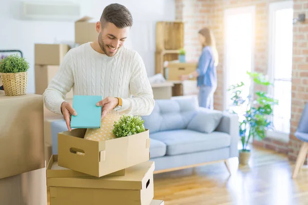 Pareja Joven Mudándose Nuevo Hogar Hombre Guapo Sonriendo Caja Cartón — Foto de Stock