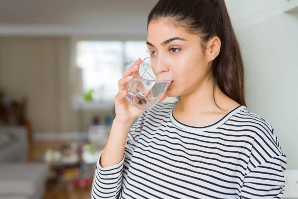 Hermosa joven bebiendo un vaso de agua fresca en casa — Foto de Stock