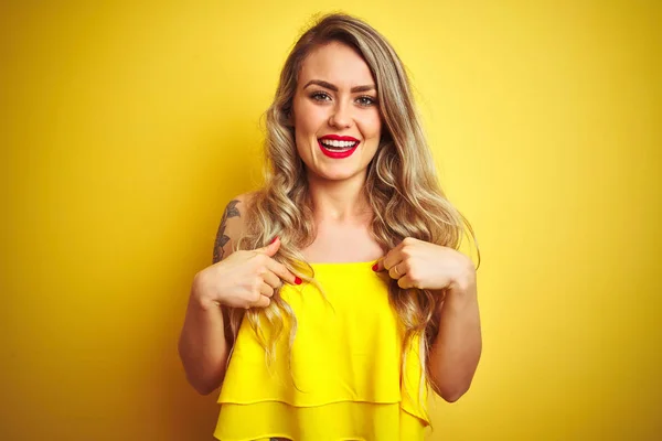 Mujer Joven Attactive Usando Camiseta Pie Sobre Fondo Aislado Amarillo — Foto de Stock