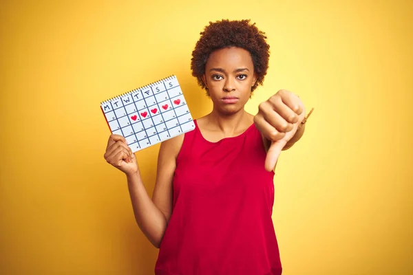 Jonge Afro Amerikaanse Vrouw Die Menstruatie Kalender Geïsoleerde Gele Achtergrond — Stockfoto