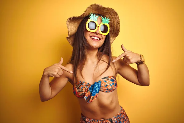 Frau Urlaub Mit Bikini Und Ananas Sonnenbrille Vor Isoliertem Gelben — Stockfoto