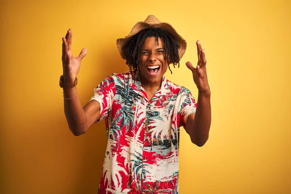 Hombre Afroamericano Con Rastas Con Camisa Floral Sombrero Sobre Fondo — Foto de Stock