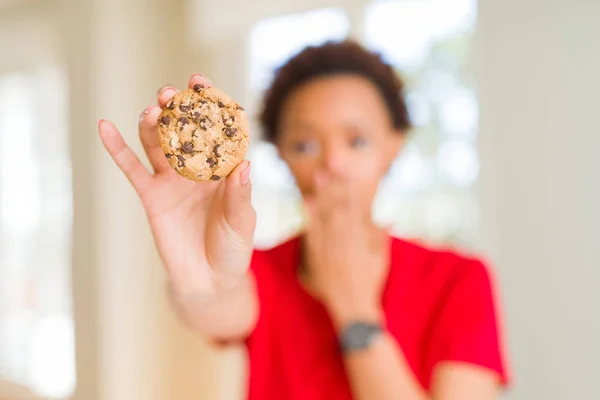 Junge Afrikanisch Amerikanische Frau Isst Schokolade Chips Kekse Bedecken Mund — Stockfoto