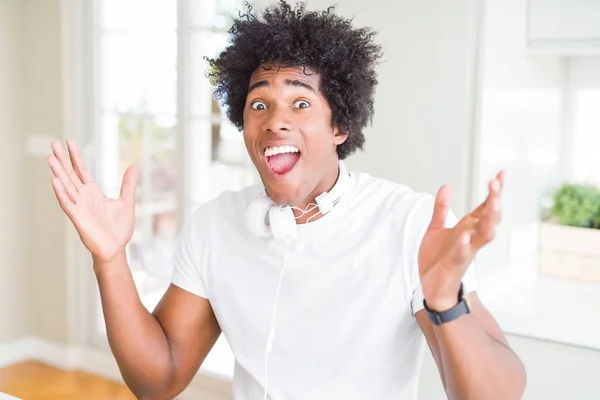 Hombre Afroamericano Con Auriculares Escuchando Música Celebrando Loco Loco Por — Foto de Stock