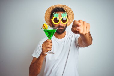 Hint adam yaz komik bir görünüm kamera ve size parmak ile işaret izole beyaz arka plan üzerinde kokteyl içme giyen, el işareti, önden olumlu ve kendinden emin jest