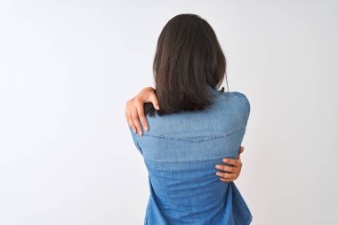İzole beyaz arka plan üzerinde çizgili t-shirt ve kot gömlek giyen genç Çinli kadın kendini mutlu ve olumlu geriye doğru sarılma. Öz sevgi ve öz bakım