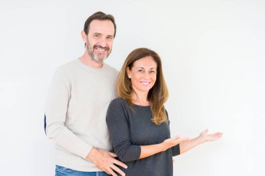 Güzel orta yaş kaç izole arka plan açık el ile doğal gülümseyen girmek için davet üzerine aşk içinde