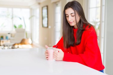 güzel bir genç kadın kahve keyfi