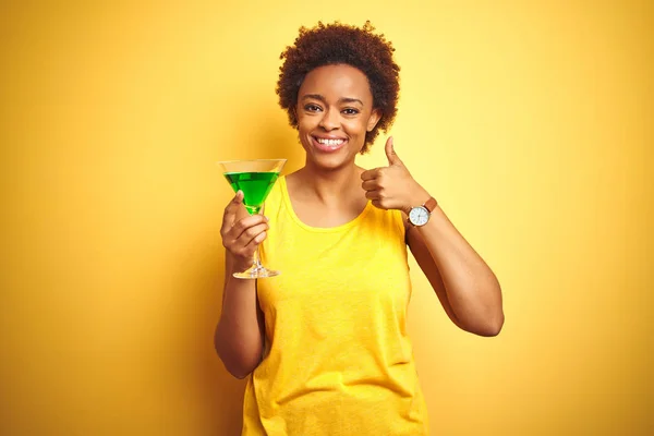 Mujer Afroamericana Joven Con Pelo Afro Bebiendo Cóctel Sobre Fondo — Foto de Stock