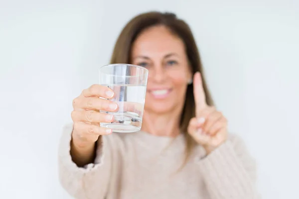 Жінка Середнього Віку Склянку Води Ізольований Фон Здивований Ідеєю Або — стокове фото
