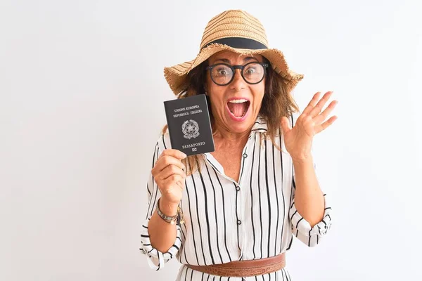 Vrcholná Turistická Žena Která Drží Italské Italský Pas Stojící Nad — Stock fotografie