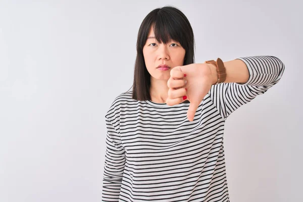 Junge Schöne Chinesin Trägt Schwarz Gestreiftes Shirt Über Isoliertem Weißem — Stockfoto