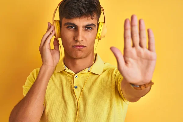 Jonge Indiase Man Luisteren Naar Muziek Met Behulp Van Een — Stockfoto