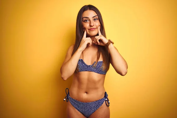 Genç Güzel Kadın Tatilde Bikini Giyen Izole Sarı Arka Plan — Stok fotoğraf