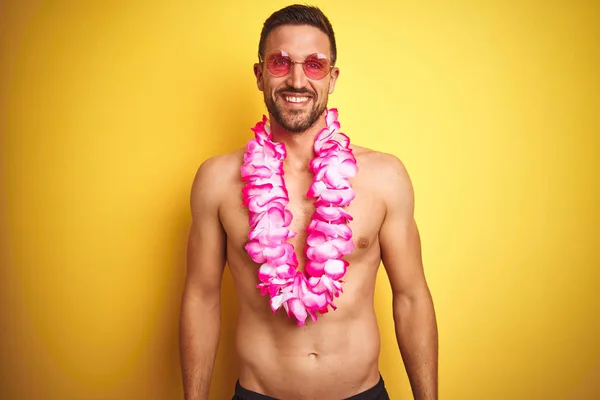 Joven Hombre Guapo Sin Camisa Con Gafas Sol Rosa Lei — Foto de Stock