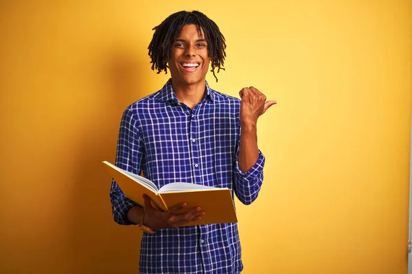 Αφροαμερικανός Φοιτητής Ράμες Που Διαβάζει Βιβλίο Πάνω Από Απομονωμένο Κίτρινο — Φωτογραφία Αρχείου