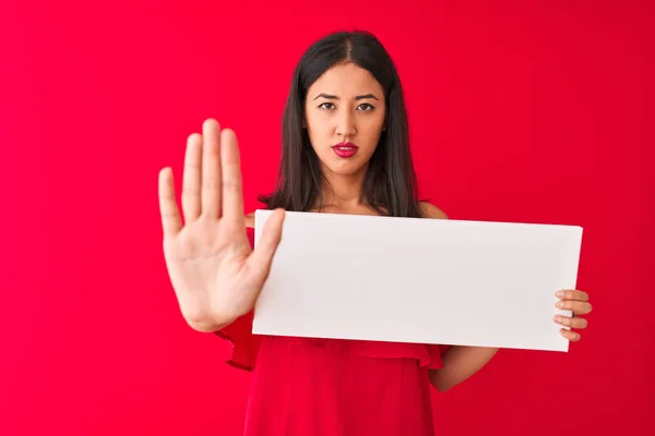 Joven Hermosa Mujer China Sosteniendo Pancarta Pie Sobre Fondo Rojo — Foto de Stock