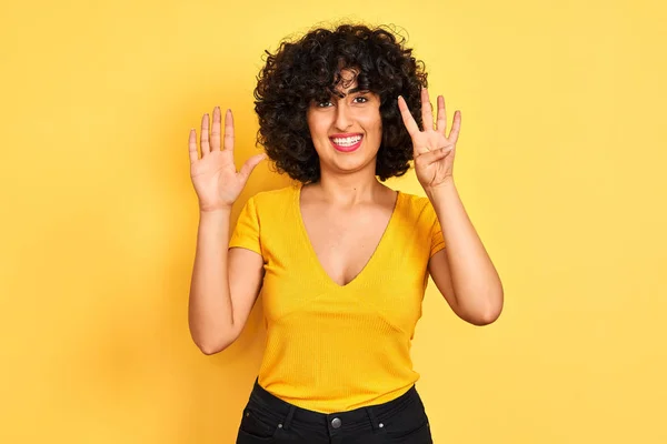 Ung Arabisk Kvinna Med Lockigt Hår Bär Shirt Stående Över — Stockfoto