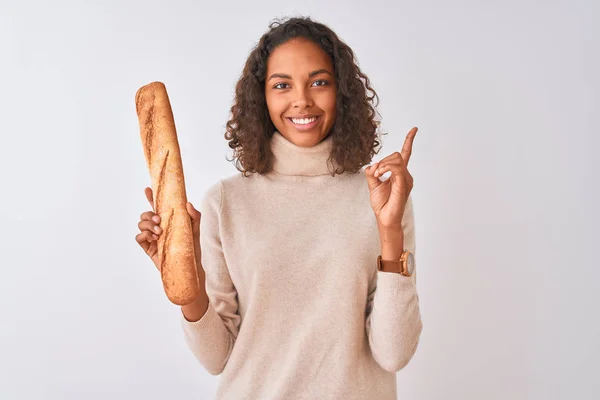 Jonge Braziliaanse Baker Vrouw Die Brood Staande Geïsoleerde Witte Achtergrond — Stockfoto