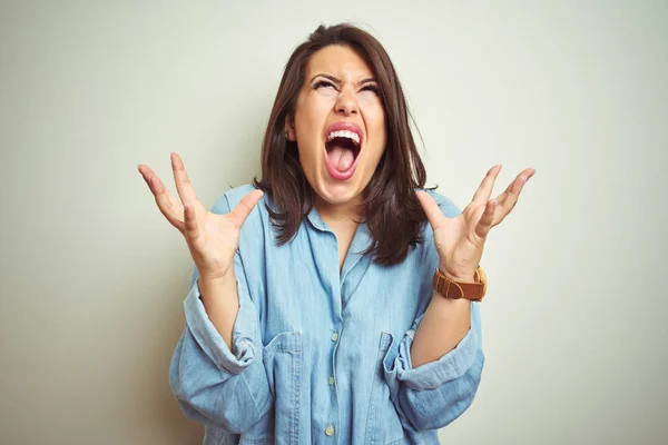 Junge Schöne Brünette Frau Trägt Legeres Blaues Jeanshemd Über Isoliertem — Stockfoto