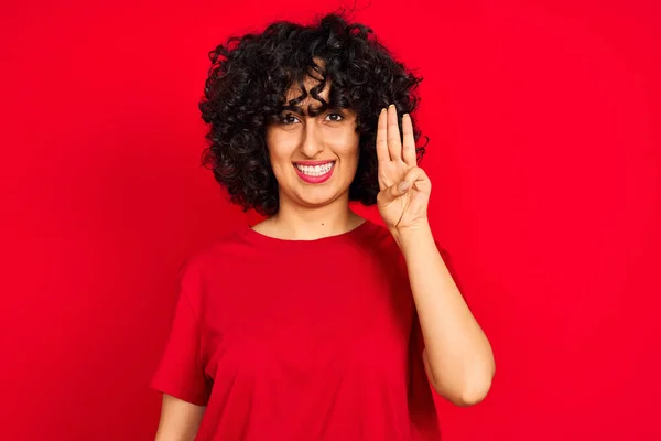 Mujer Árabe Joven Con Pelo Rizado Con Camiseta Casual Sobre —  Fotos de Stock