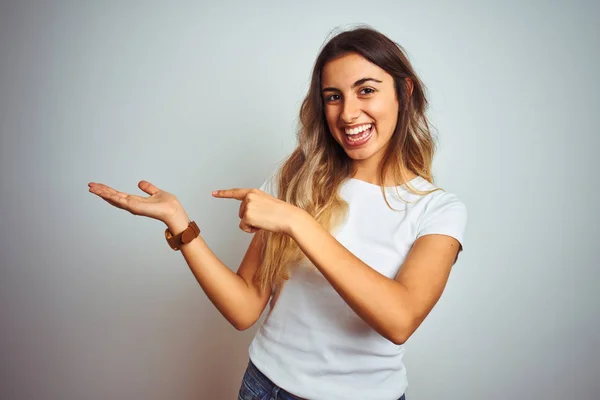 Jonge Mooie Vrouw Het Dragen Van Casual Wit Shirt Geïsoleerde — Stockfoto