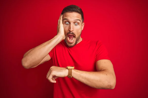 Joven Hombre Guapo Con Camiseta Casual Sobre Fondo Rojo Aislado —  Fotos de Stock