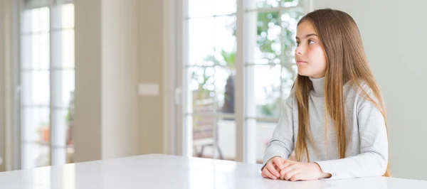 Groothoekbeeld Van Mooie Jonge Meisje Kid Dragen Casual Trui Zoek — Stockfoto