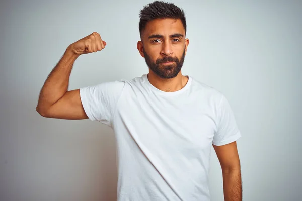 Ung Indisk Man Bär Shirt Stående Över Isolerad Vit Bakgrund — Stockfoto